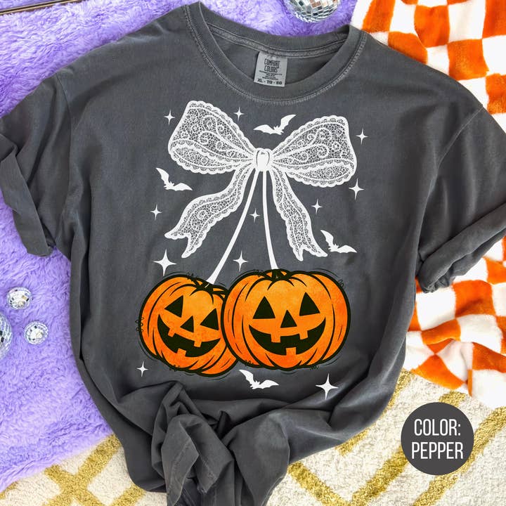 Comfort Colors® Coquette Cherry Pumpkins T-shirt - Halloween for engroshandel hos The Shirt Company