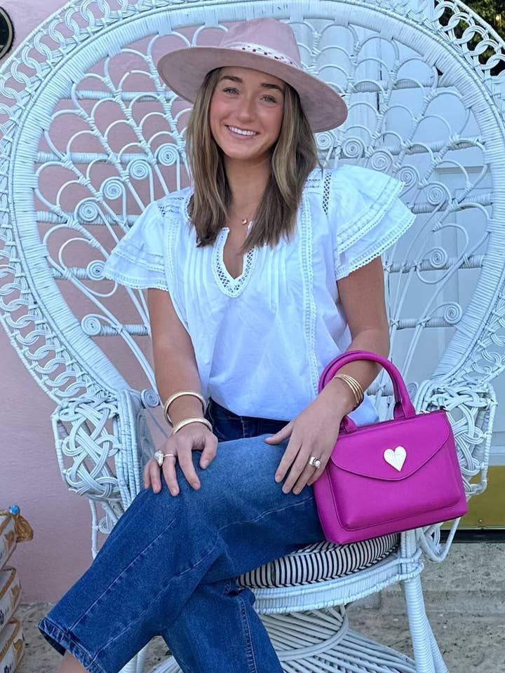 Margot Hvid Økologisk Bomuldsbluse med Blondekanter for engroshandel hos Genhappy