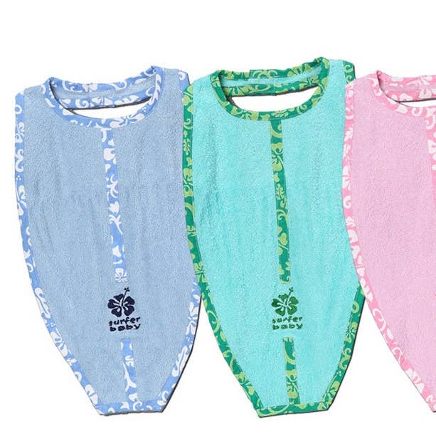 Surfer Baby - Surfplankvormige Badstof Slabbetje voor wholesale door Better Surf than Sorry / Surfer Baby