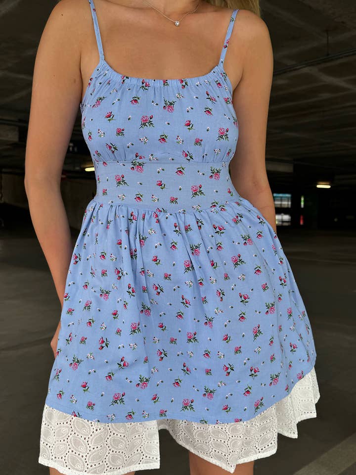 Sarafan bleu avec doublure supplémentaire en couture pour la vente par Azuri Fashion Group