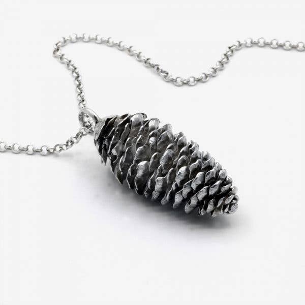 Collier "grand bourgeon d'épicéa" pour la vente par Bijouterie & Charcuterie