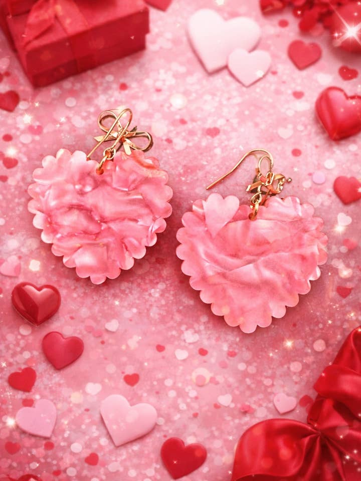 Boucles d'oreilles pendantes en forme de cœur festonné rose pour la Saint-Valentin pour la vente par KBR By Donna