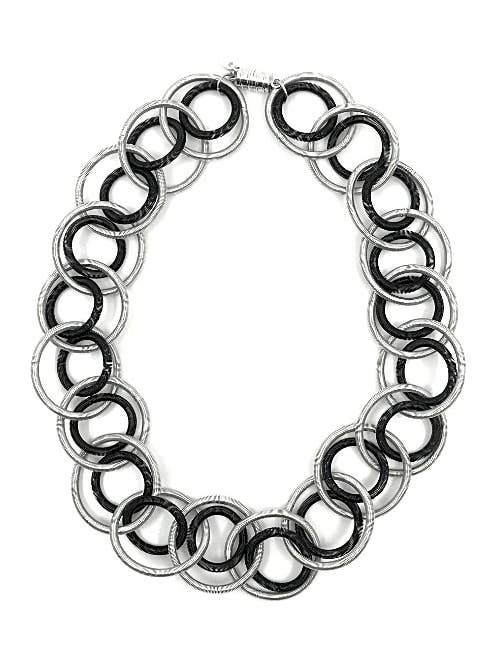 L5H - Argent/noir boucle courte N avec fermeture magnétique pour la vente par Sea Lily