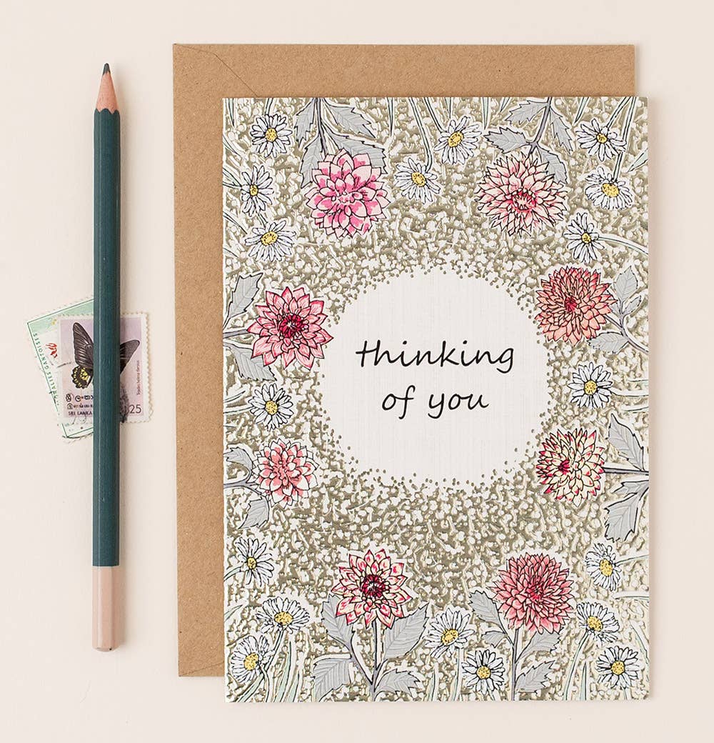 Apple & Clover - Venta al por mayor Tarjeta "Pienso en ti" - Tarjeta rectangular con estampado floral Thinking of You, diseño de dalia, chapada en plata0