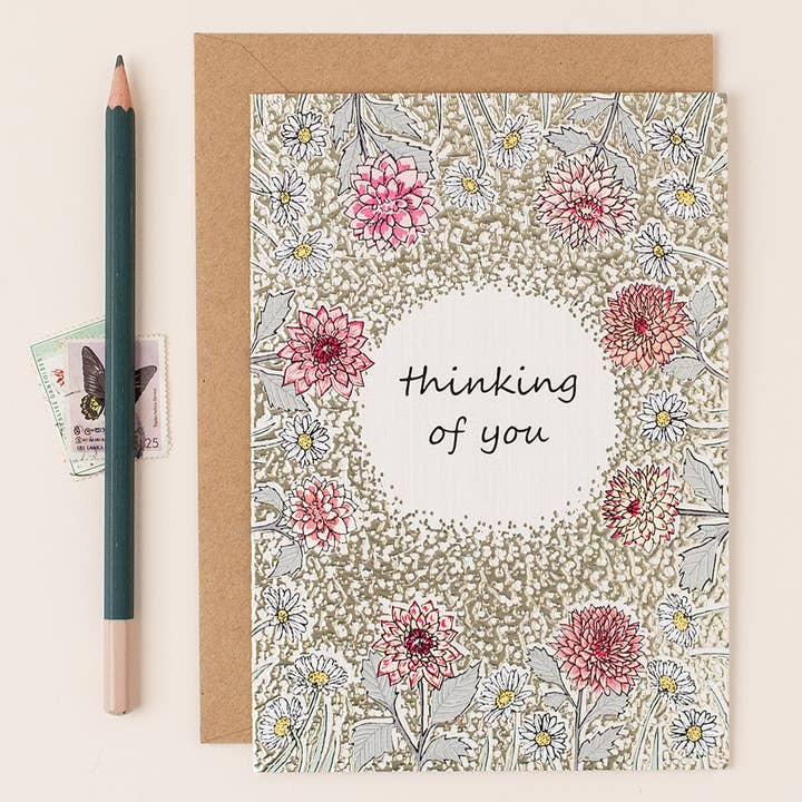 Apple & Clover - Venta al por mayor Tarjeta "Pienso en ti" - Tarjeta rectangular con estampado floral Thinking of You, diseño de dalia, chapada en plata