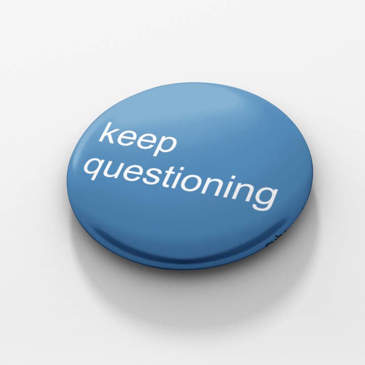 Botón Keep Questioning de 1.5 pulgadas para venta al por mayor de Cube Monkey Designs