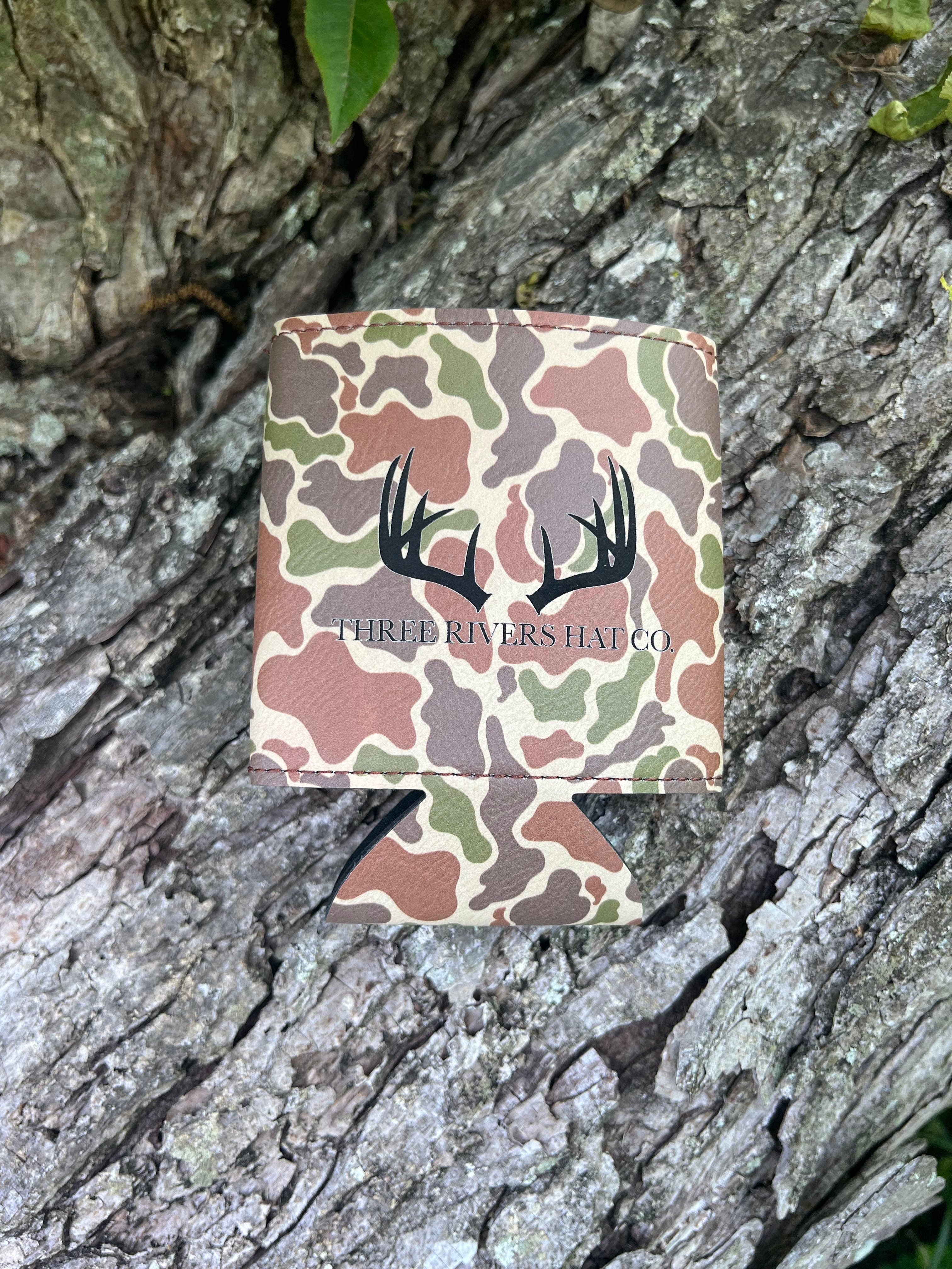 Three Rivers Hat Co. - Venta al por mayor Fundas para recipientes de bebida - Porta latas camuflaje Tres Ríos1