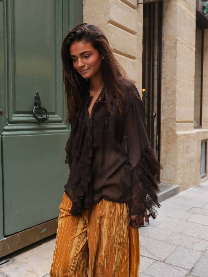 Flæsebluse Chokolade for engroshandel hos The Corner