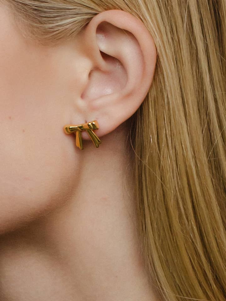 Luxe små guld sløjfe ørestikker for engroshandel hos Panache Apparel Co.