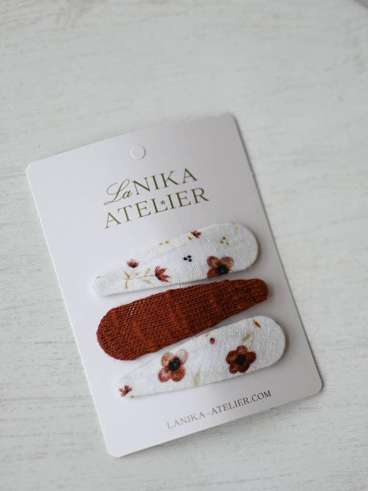 Haarspangen, braunes Blumentrio für den Großhandel von Lanika Atelier, Nika Korošec s.p.