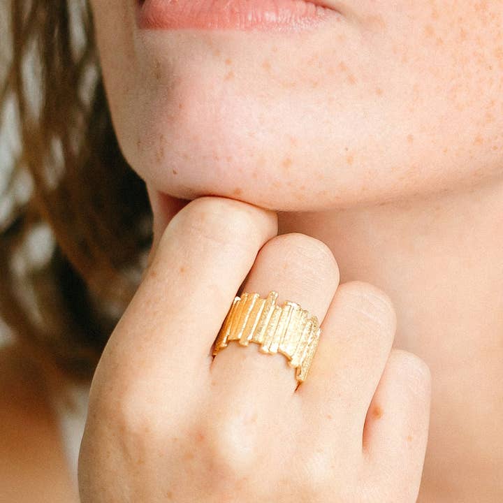 Bague ajustable en or 14K Jessica pour la vente par Laura Elizabeth