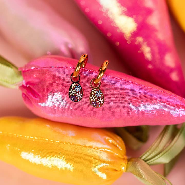 Breloques œufs marguerite pour la vente par Pierced Co