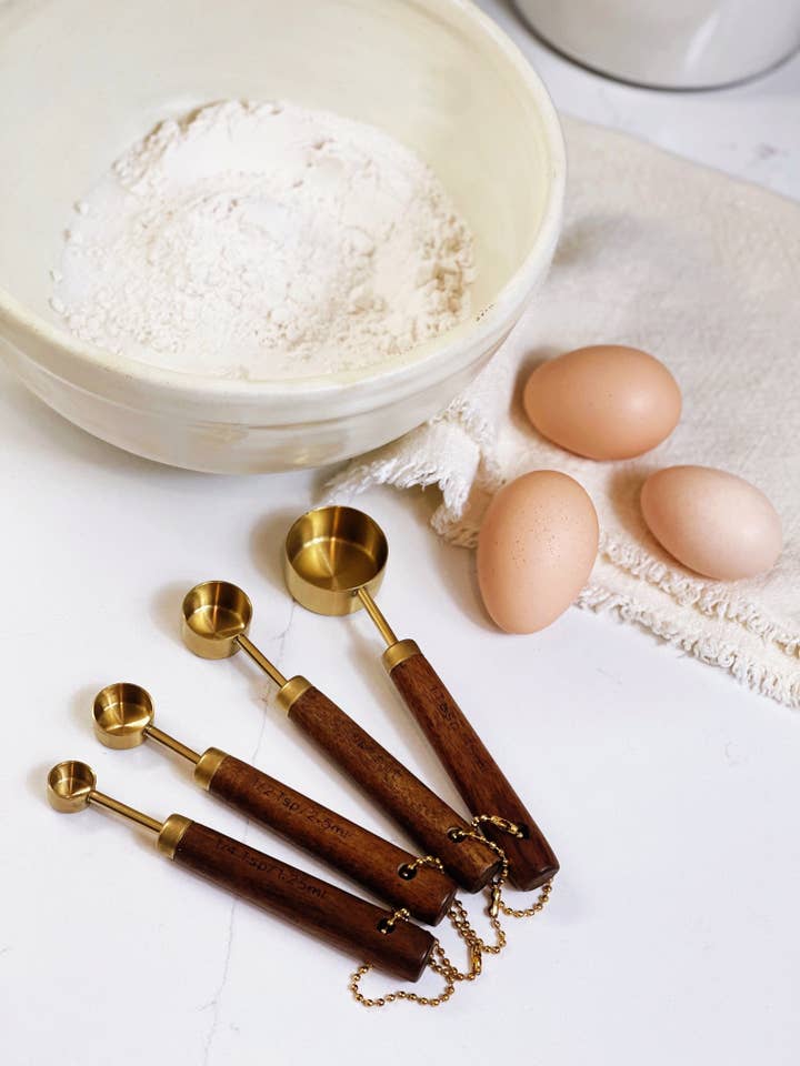 Ensemble de cuillères à mesurer en acier inoxydable doré pour la vente par Wendi’s Good Things Market