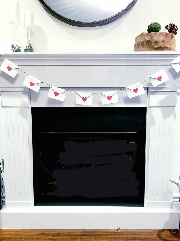 Valentine's Day envelopes garland for wholesale by House of HIJK