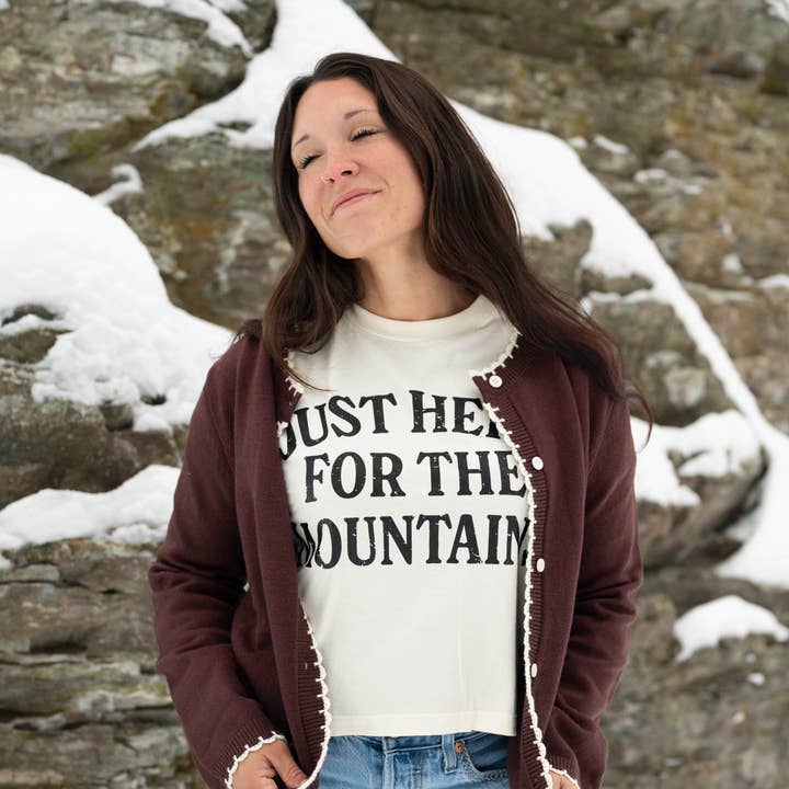 Alleen Hier Voor De Bergen Dames Boxy T-shirt - Crème voor wholesale door The Montana Scene