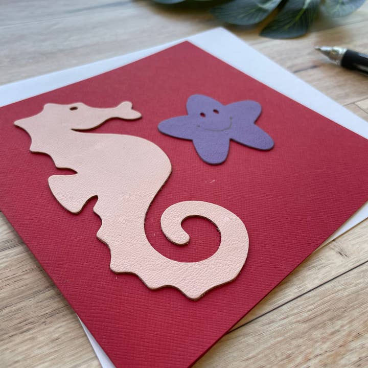 Biglietto con cavalluccio marino e stella marina, interno bianco, adatto per ogni occasione per la vendita all'ingrosso da parte di Mally Designs