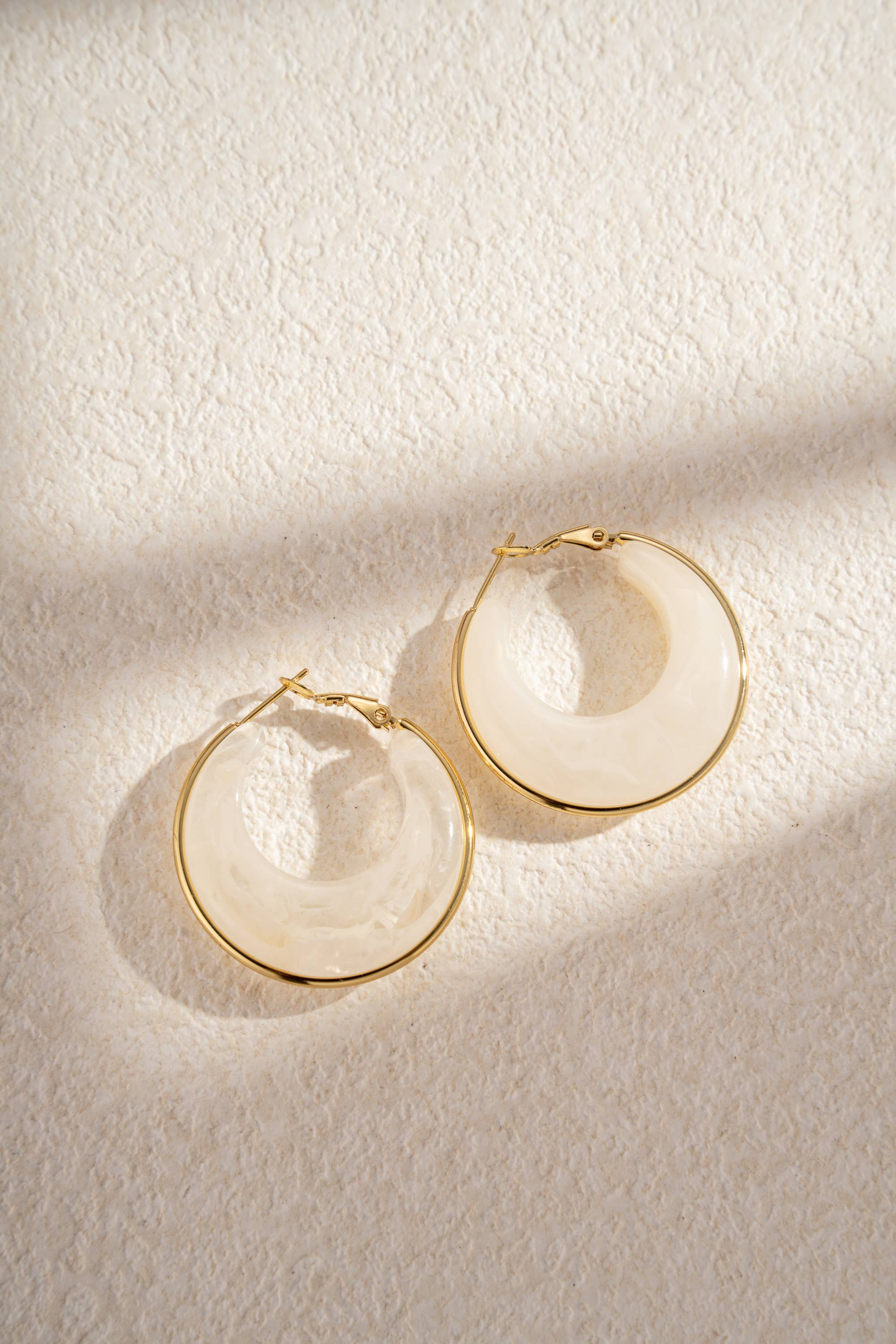 COSMOS – Großhandel Hoops – Marmorharz-Creolen Edelstahl Eleganz Natur4