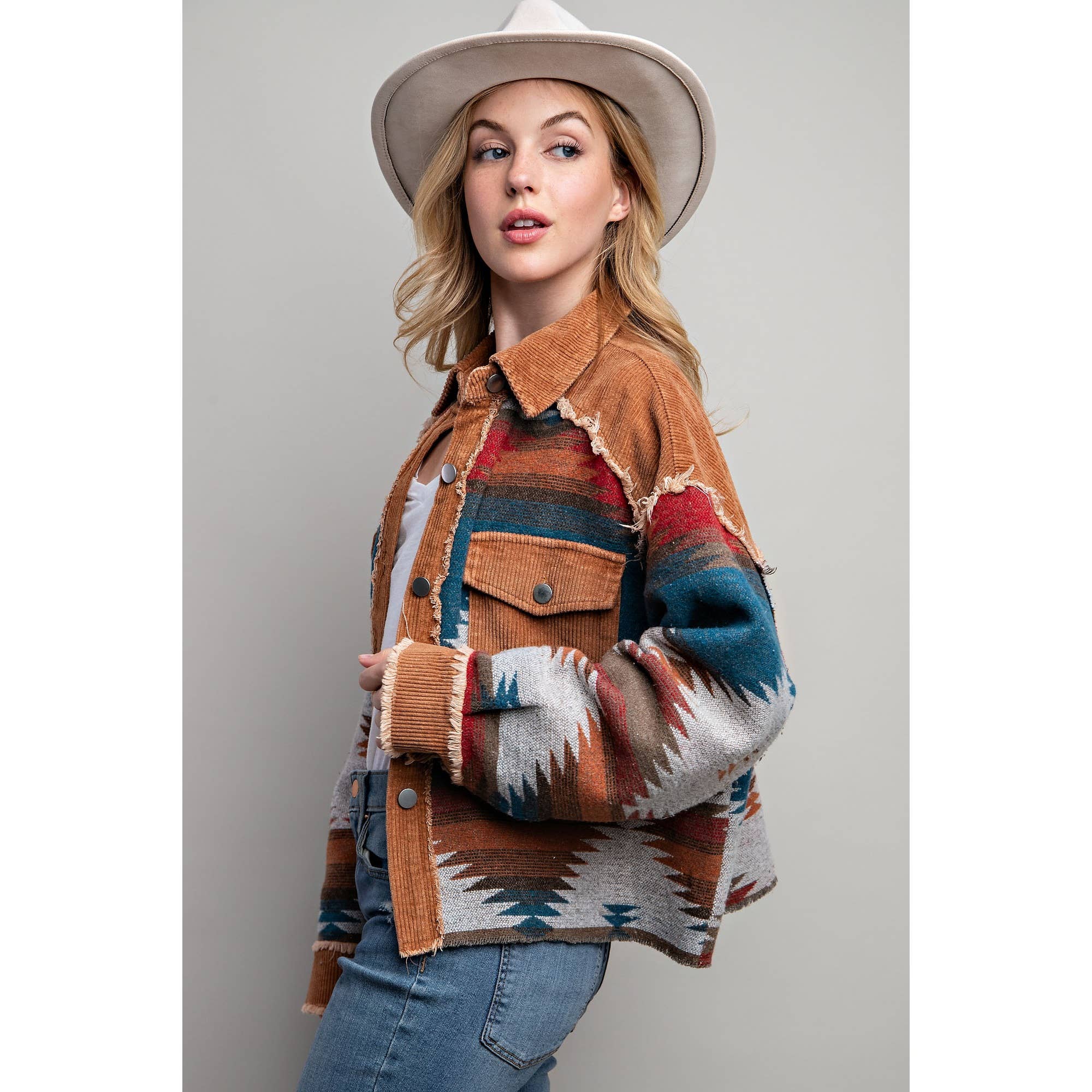 Sweet Generis – Großhandel Hemdjacke/Shacket – Damen – BUTTON-DOWN-HEMDJACKE IN BLOCKFARBEN MIT STAMMESMUSTER UND AZTEKISCHEM MUSTER9