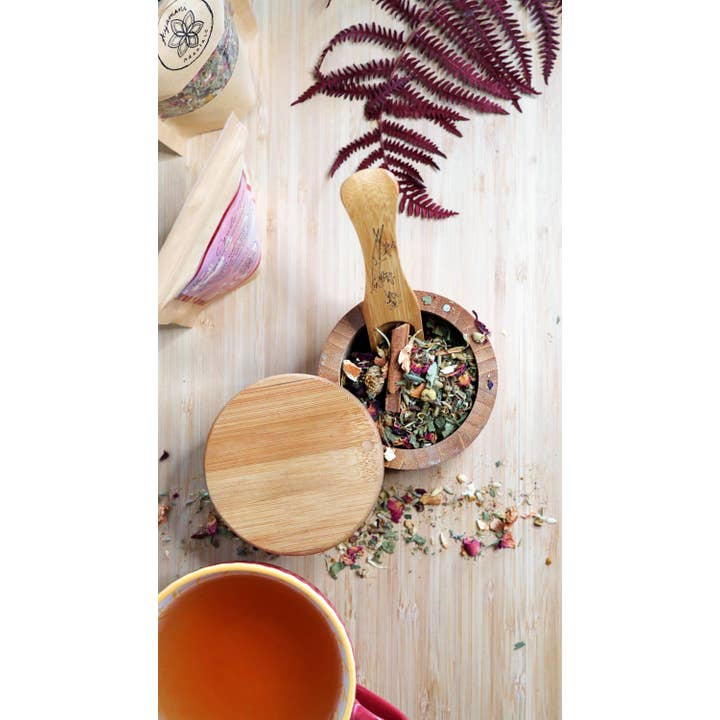 Ayamani Naturals – Engroshandel Sundheds-/detox-te – Månecyklus urtete med damemantel | Goddess Wellness