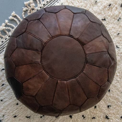 Pufe otomano marroquino de couro artesanal marrom mel por atacado de Terracotta Design LTD