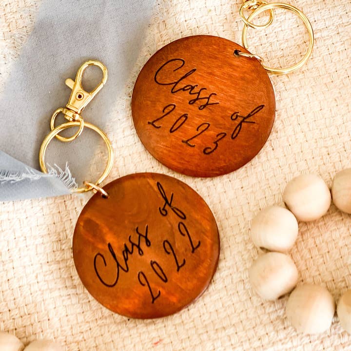 Chaveiro de ouro gravado em madeira do ano da graduação por atacado de The Joyful Bee Co