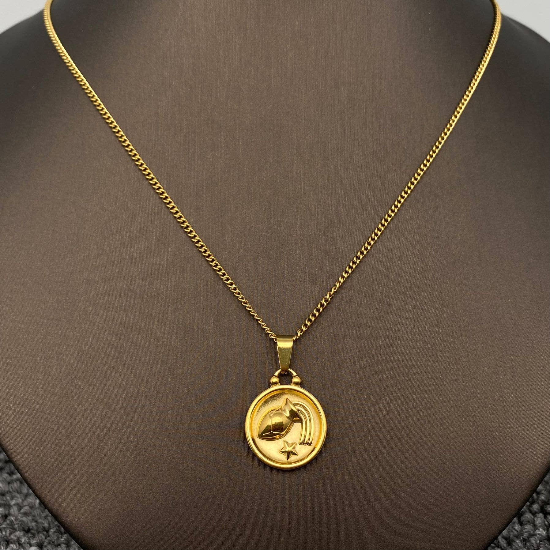 Mio Queena – Engroshandel Halskæde med vedhæng – Zodiac 12 stjernetegn halskæde i 18K guldbelagt rustfrit stål - Mio Queena7