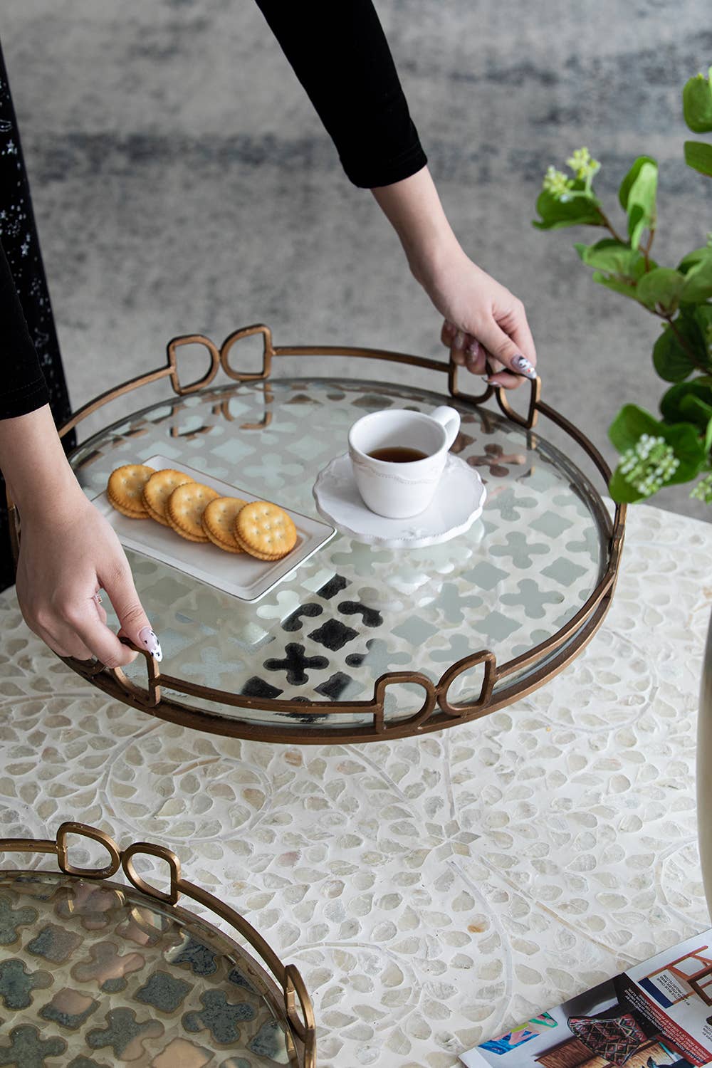 A&B Home Group Inc. – Engroshandel Pyntebakke – D18x2" Sofistikeret Geometrisk Spejlbakke0