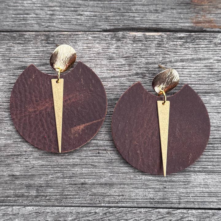 Brincos de Couro - Caramelo - Spike Rounds por atacado de Be Like Missy