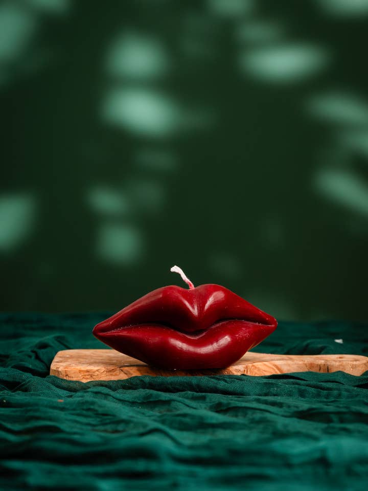 Bougie luxueuse en forme de lèvres « Kissable Glow » pour la vente par Allure CA