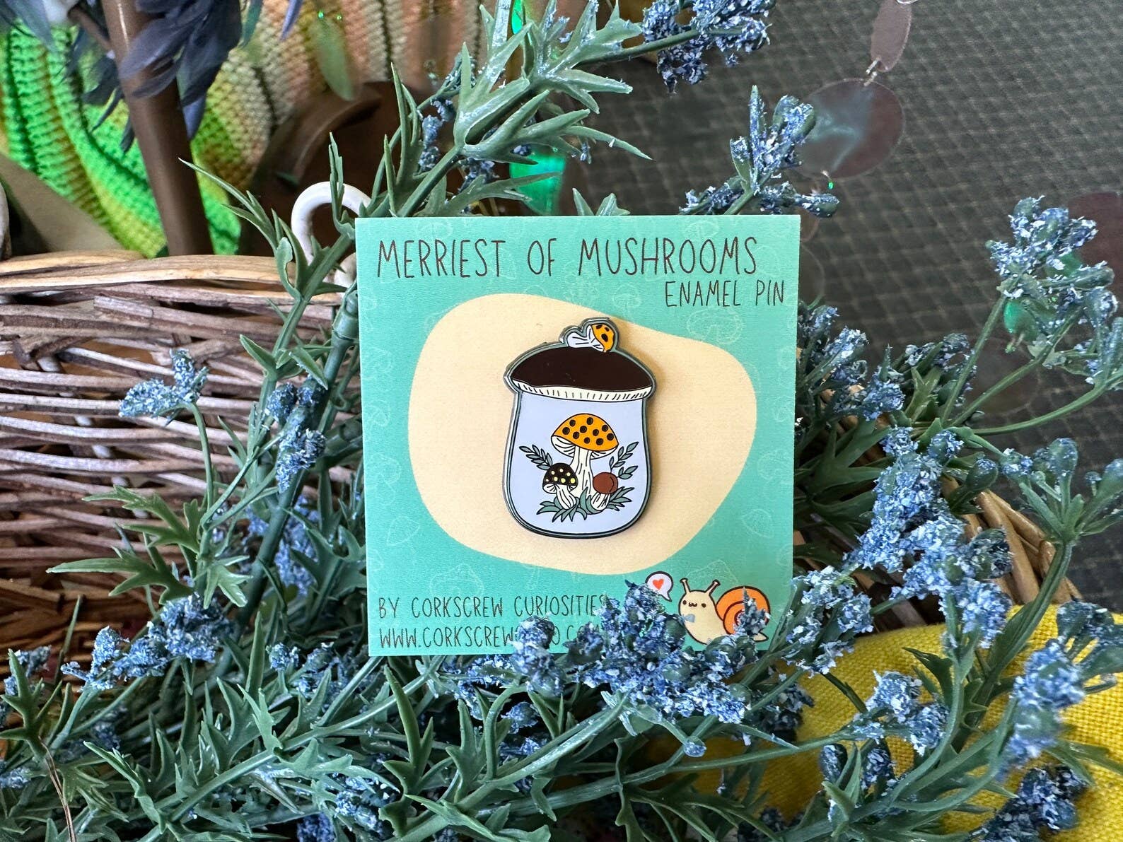 Corkscrew Curiosities - Vente Épinglettes/boutons - Épinglette en émail Merry Mushroom3