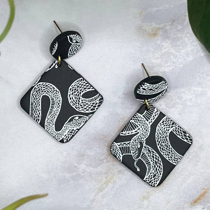 Orecchini in argilla a forma di serpente per la vendita all'ingrosso da parte di The Clay Arches