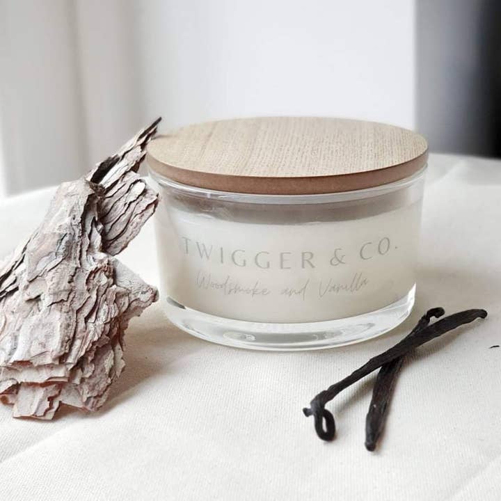 Bougie biologique végétalienne Woodsmoke & Vanilla pour la vente par Twigger&Co.