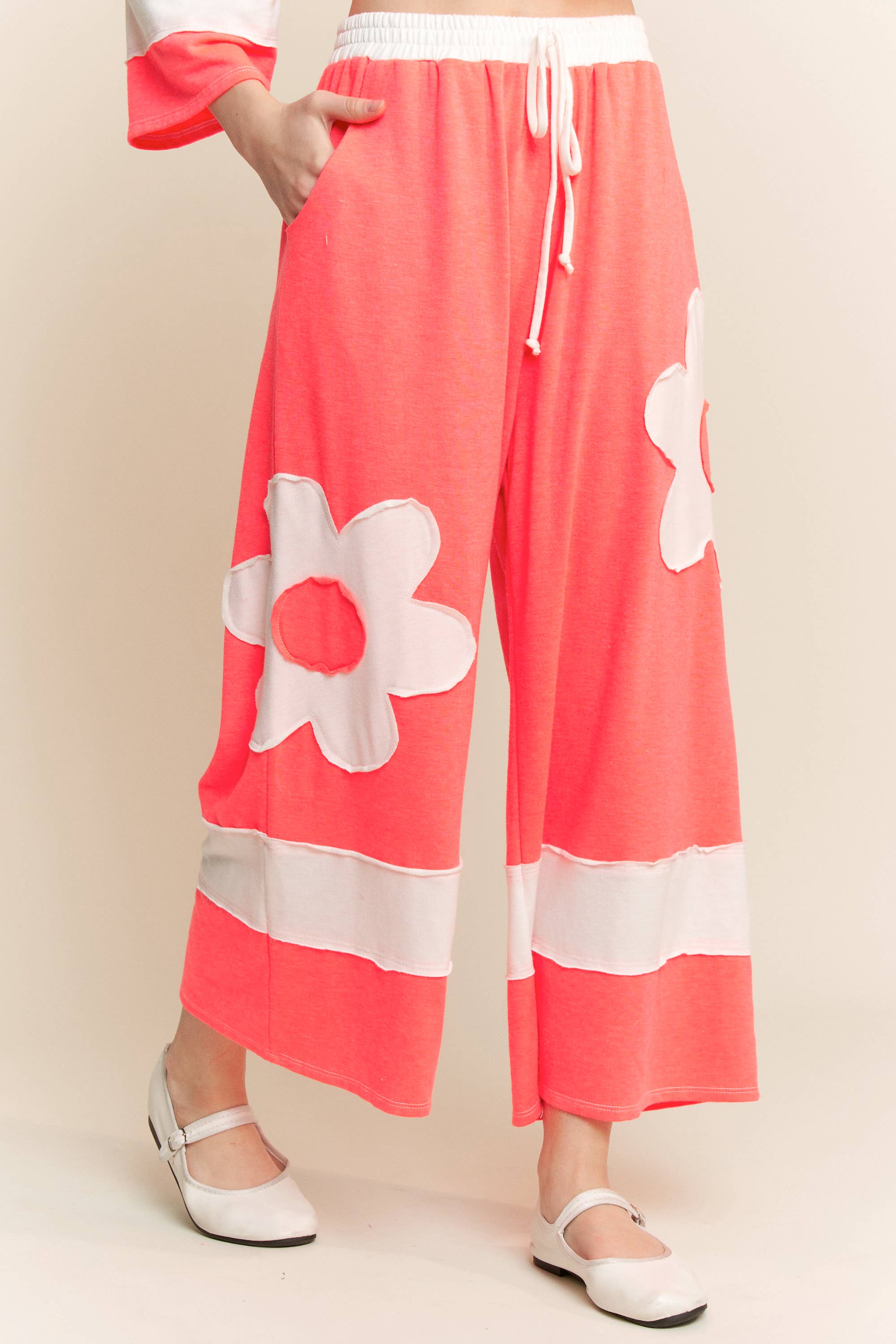 J.Her – Calças - Mulher por atacado – Calças de Perna Larga com Lavagem Mineral e Remendos de Flores HP633411