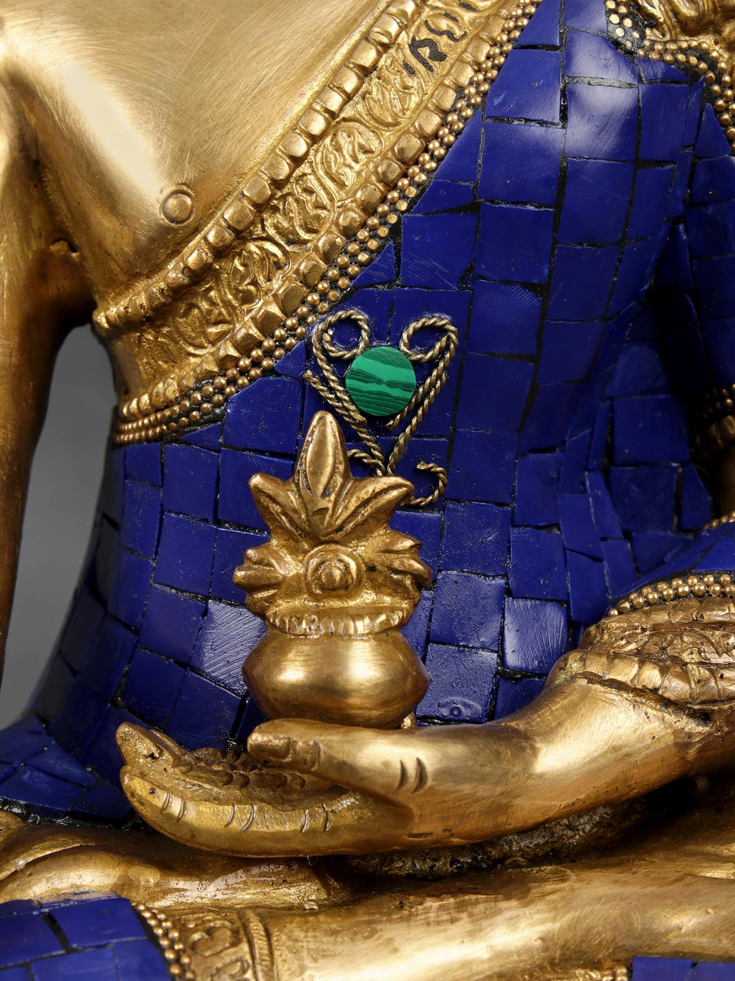 Exotic India Art - Venta al por mayor Escultura - Deidad budista tibetana de 11 pulgadas, lapislázuli, Buda de la curación, en latón3