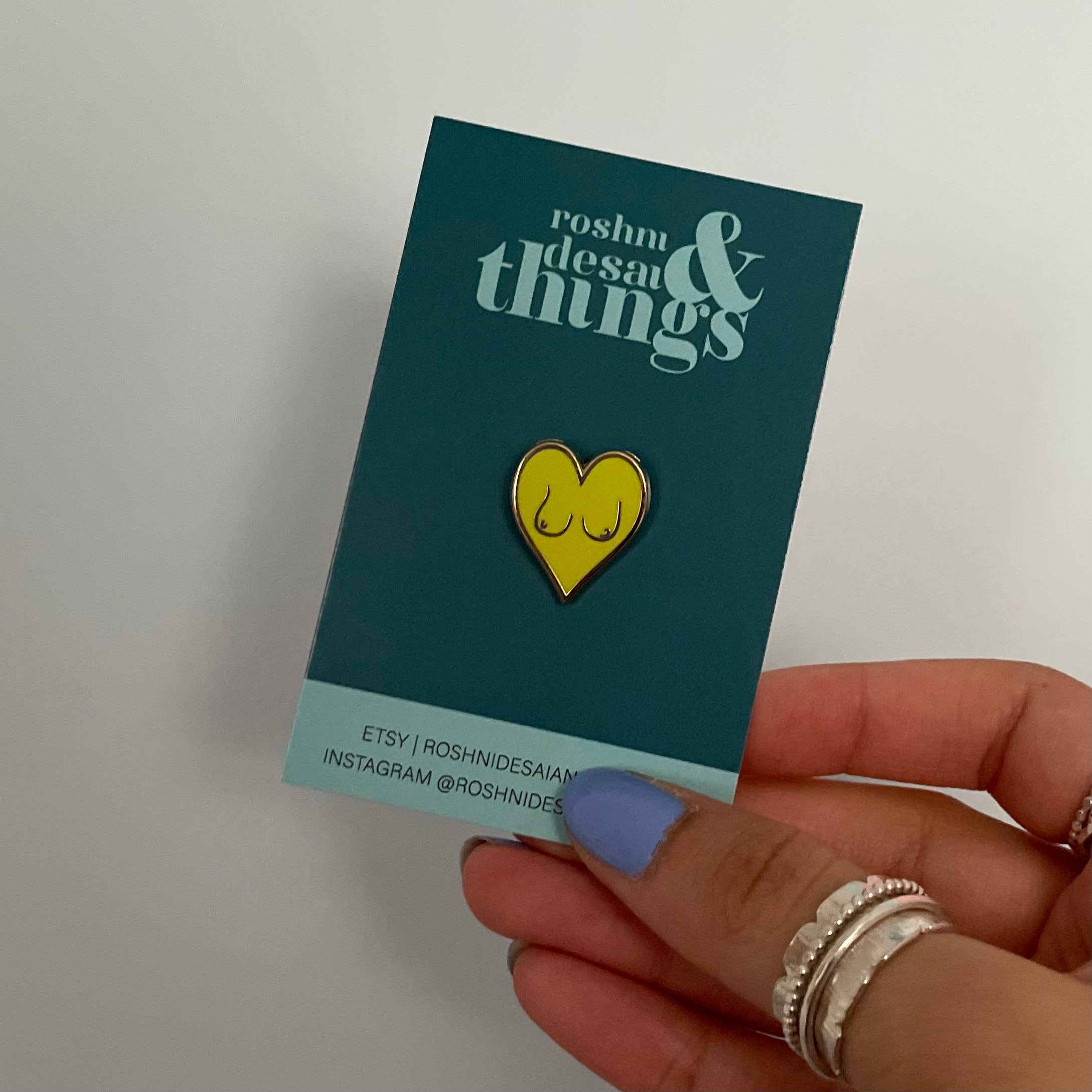 Roshni Desai & Things – Großhandel Anstecker/Button – Boobs Pin Anstecker Brust Herz Emaille in Gold, verschiedene Farben3