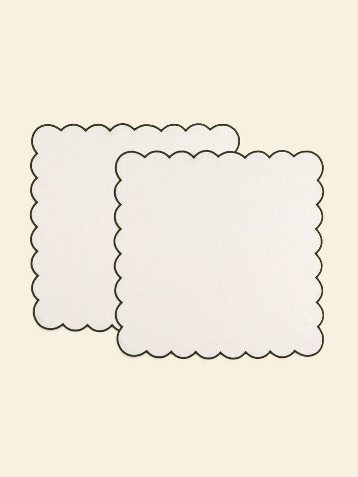 Scalloped table napkins in White & Forest Green linen (set of 2) for wholesale by Tomète