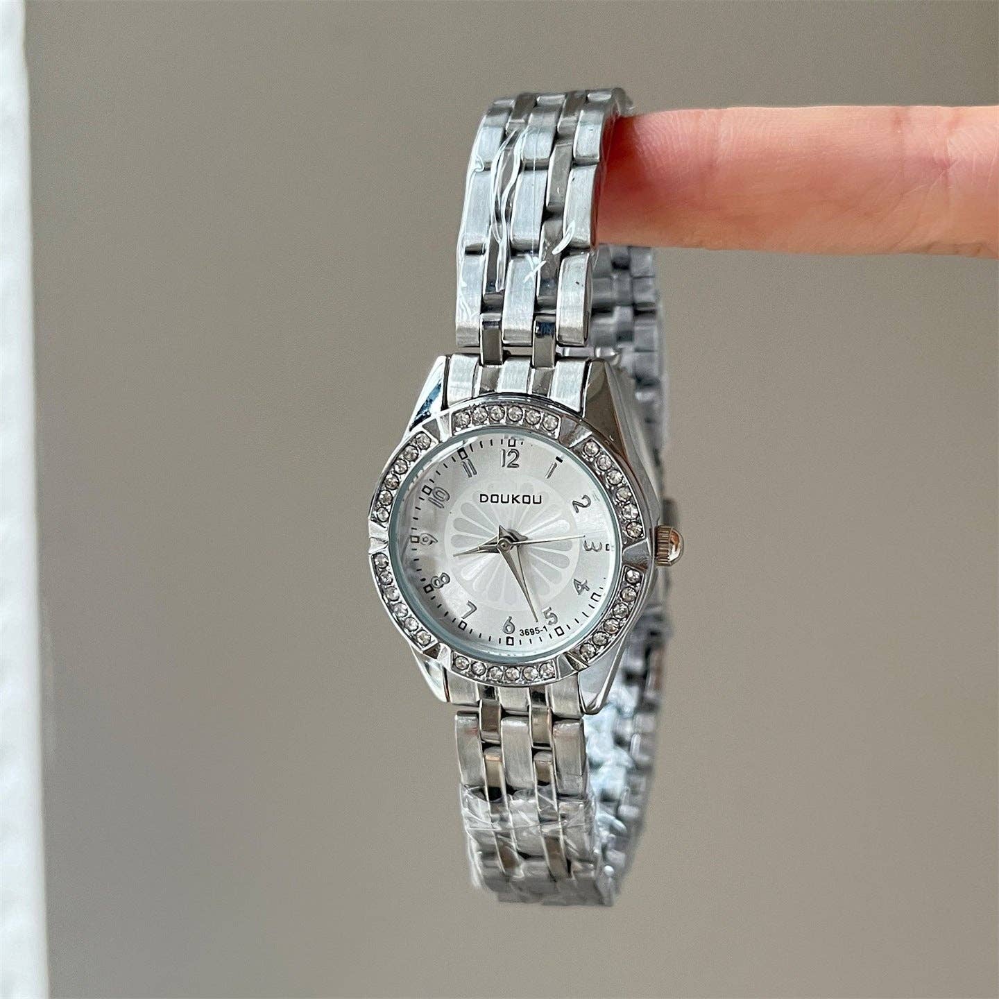 Dipped Shop – wholesale Wrist watch – Women's – Rhinestone Round Dial Chic Quartz Watch DP25F7549