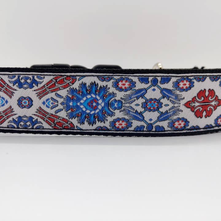 Pergamena floreale damascata vintage rossa e blu acciaio su bianco per la vendita all'ingrosso da parte di Collars for Kings