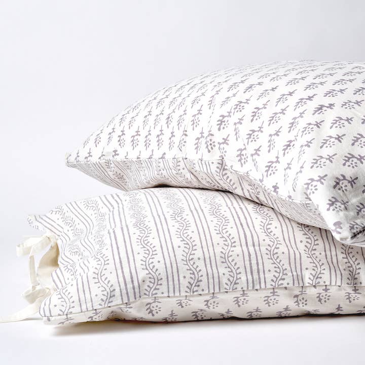 Parure de lit pour lit king size Tilonia® - Rayure mille-pattes et branches en gris pour la vente par Sprout Enterprise