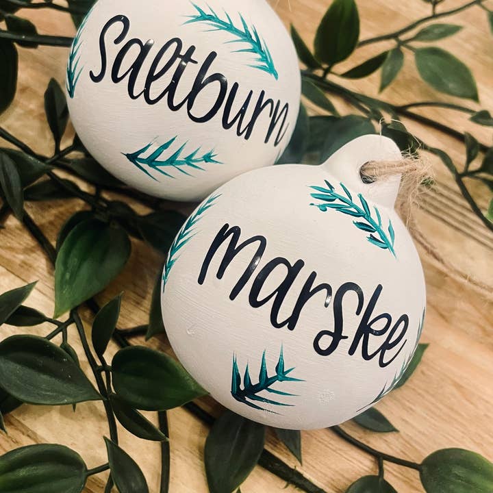 Individuelle weiße Keramikkugel – Personalisierter Text & handgezeichnet für den Großhandel von Archie & Bea