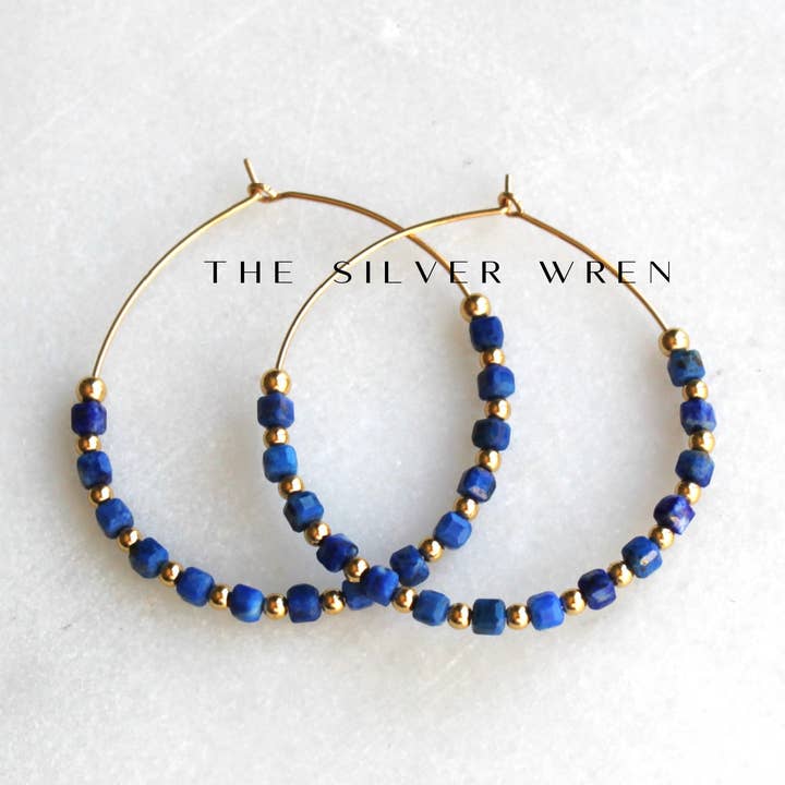 Brincos de argola de lápis lazúli-frisado por atacado de The Silver Wren