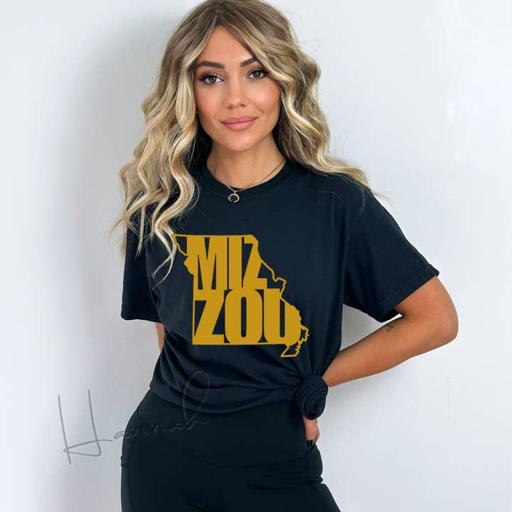 Chemise noire Mizzou pour la vente par XO, Hannah