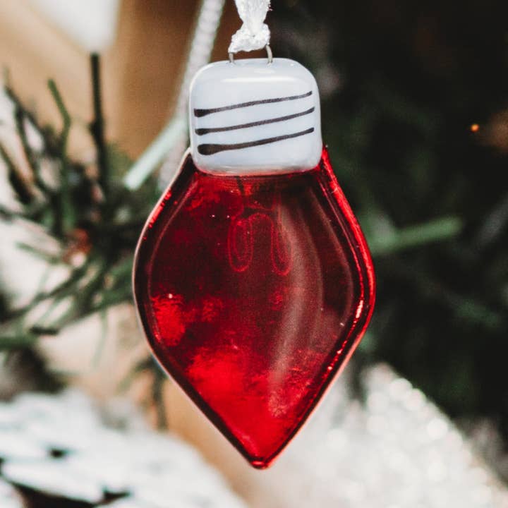 Décoration de Noël en verre en forme d'ampoule lumineuse pour la vente par Station pôle Nord inc.