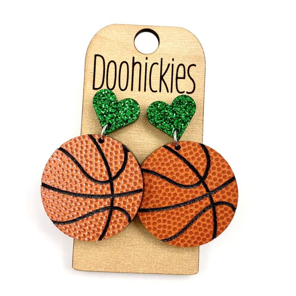Doohickies - Vente Boucles d'oreilles pendantes - Pendentifs de basket-ball en forme de cœur personnalisés de 2 pouces - Boucles d'oreilles de sport7