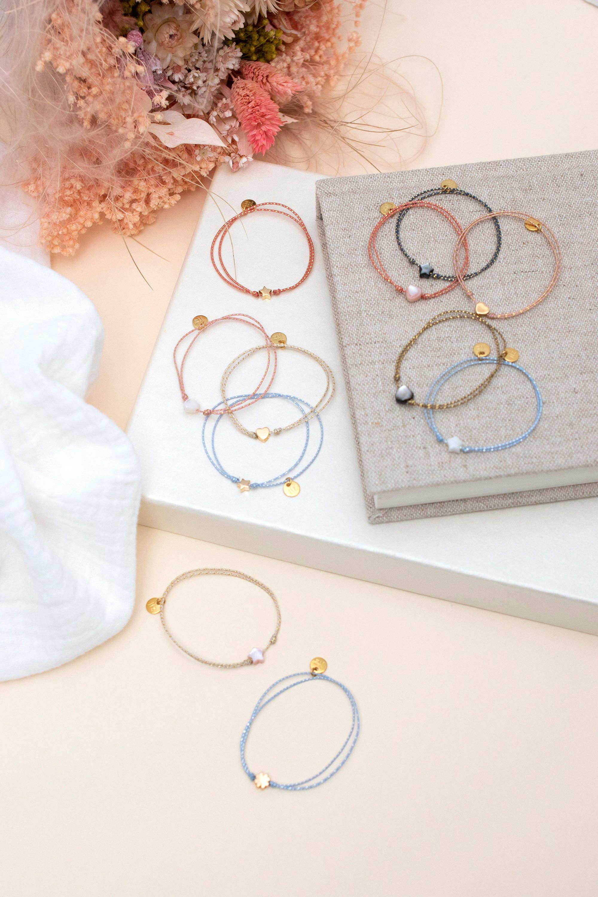 Le Petit Lien de Paris – wholesale Berlockarmband – Céleste ETOILE svart armband med pärlemor på marinblå lurextråd1