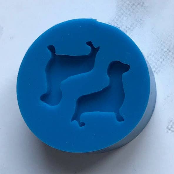 Stampi in silicone per orecchini a bottone con bassotto per la vendita all'ingrosso da parte di EllaRaeMouldsVinyls