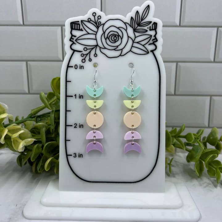 Boucles d'oreilles pendantes en acrylique avec chaîne Pastel Moon Phase pour la vente par The Sweet Squid