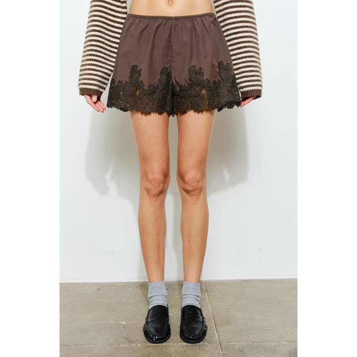Shorts Cosima à enfiler, ourlets festonnés garnis de dentelle pour la vente par Loucia