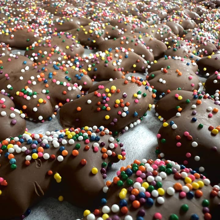 O'Shea's Candies Sweet Shop - Wholesale Chocolate Covered Sweets - Gourmet Milk & White Chocolate Animal Crackers 🦏🦒 1/3# Ba