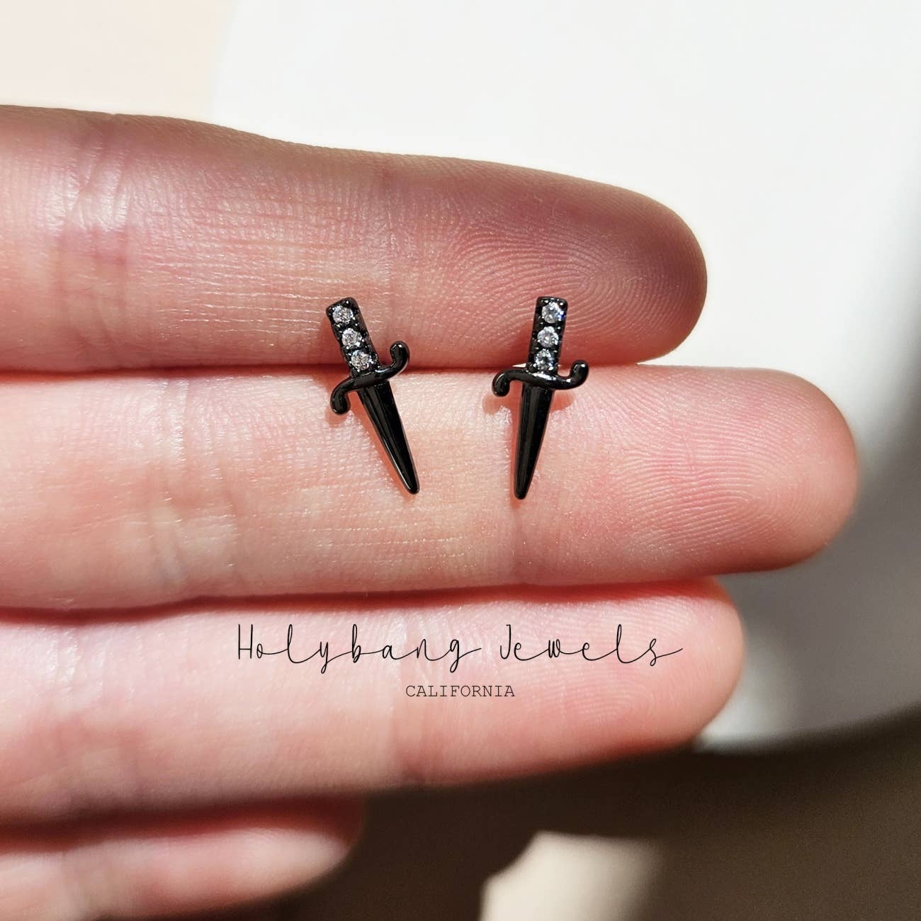 HolyBang Jewels – Großhandel Ohrstecker – ZIERLICHE OHRSTECKER MIT SCHWERT - E-S30634